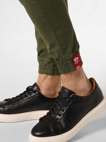 Tapered Pantaloni cargo di ALPHA INDUSTRIES in verde