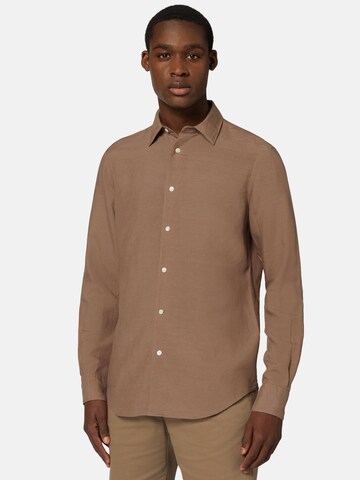 Coupe regular Chemise Boggi Milano en marron : devant