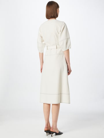 Robe Warehouse en blanc