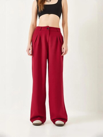 Bianco Lucci Wide leg Pleat-Front Pants in Red
