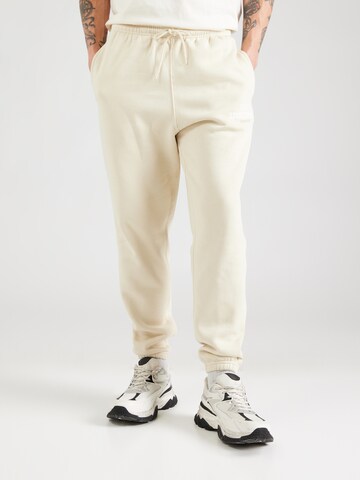 Tapered Pantaloni 'CLUB' di Nike Sportswear in verde: frontale