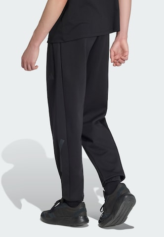 melns ADIDAS SPORTSWEAR Pakapēniski sašaurināts piegriezums Sporta bikses 'Z.N.E.'