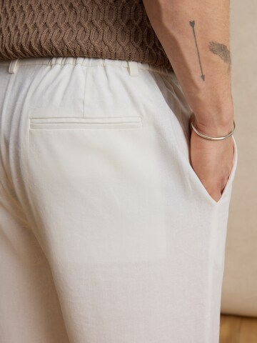 DAN FOX APPAREL regular Παντελόνι 'Halil' σε λευκό