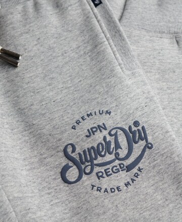 Effilé Pantalon Superdry en gris