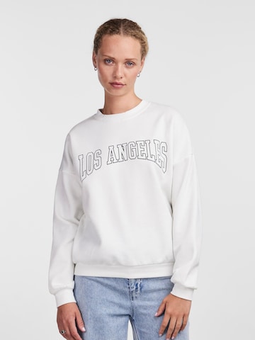 PIECES Sweatshirt 'FREYA' i vit: framsida