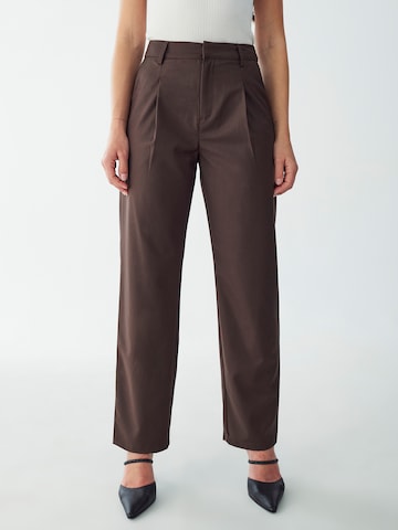 Willa Loosefit Hose 'FREYA' in Braun: Vorderseite