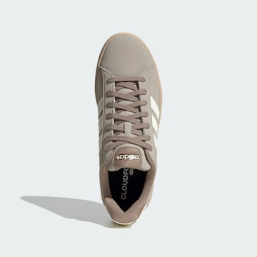 ADIDAS SPORTSWEAR - Sapatilhas baixas 'Grand Court 3.0' em castanho