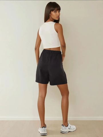 Loosefit Pantaloni con pieghe di Hiccup in nero