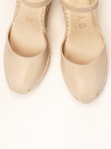 Décolleté sling 'Alpargata Cuña 10 cm' di Alhamas in beige