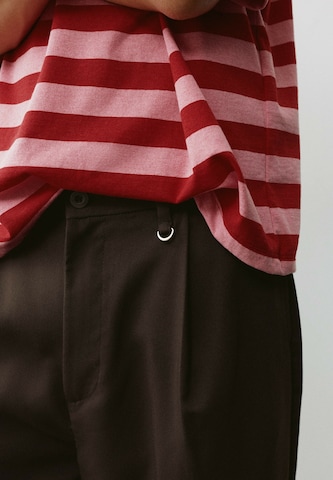 Pull&Bear Ohlapna forma Hlače z naborki | rjava barva