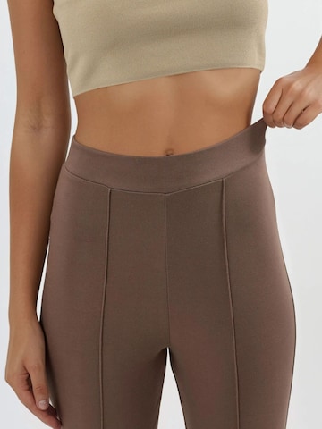 Hiccup - Flared Calças em castanho