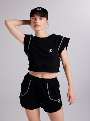 HOLLY LOLLY Loosefit Kalhoty – černá