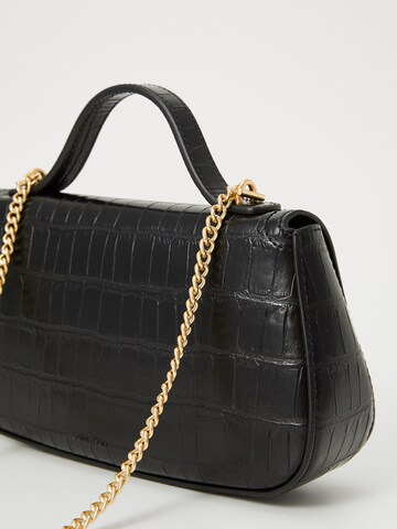 Calvin Klein Kabelka – černá: boční strana