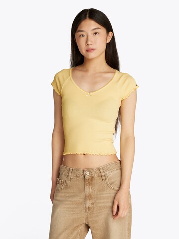 T-shirt Tommy Jeans en jaune : devant