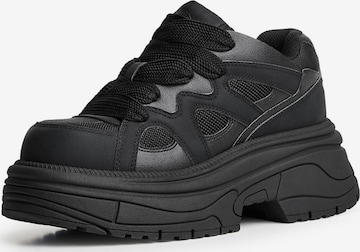 Bershka Matalavartiset tennarit 'DEPORTIVO NEW ROCK' värissä musta: etupuoli