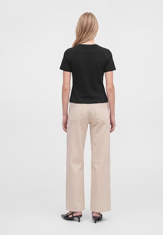 Tricou 'Feather' de la IVY OAK pe negru