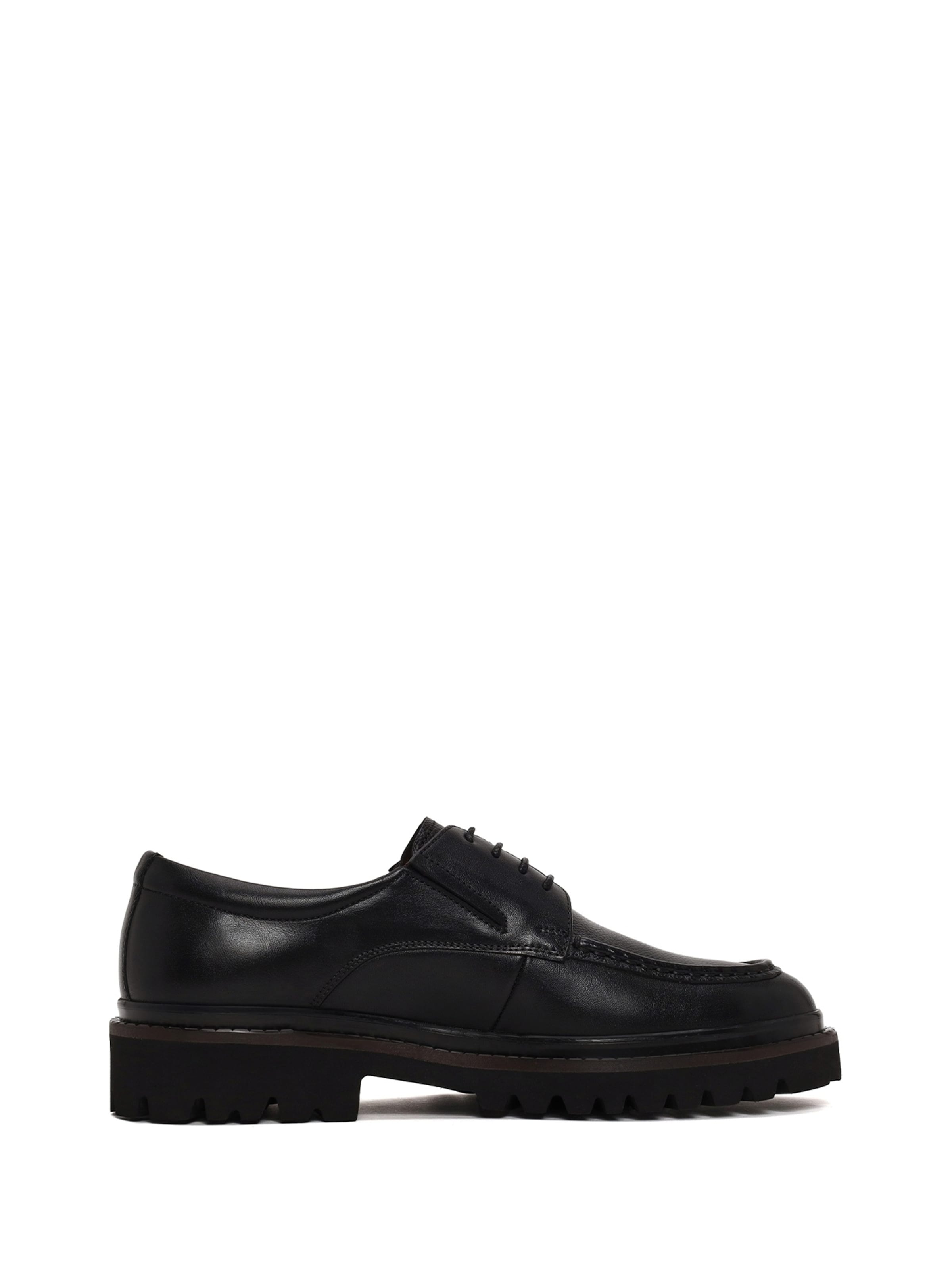Scarpa stringata di Derimod in nero