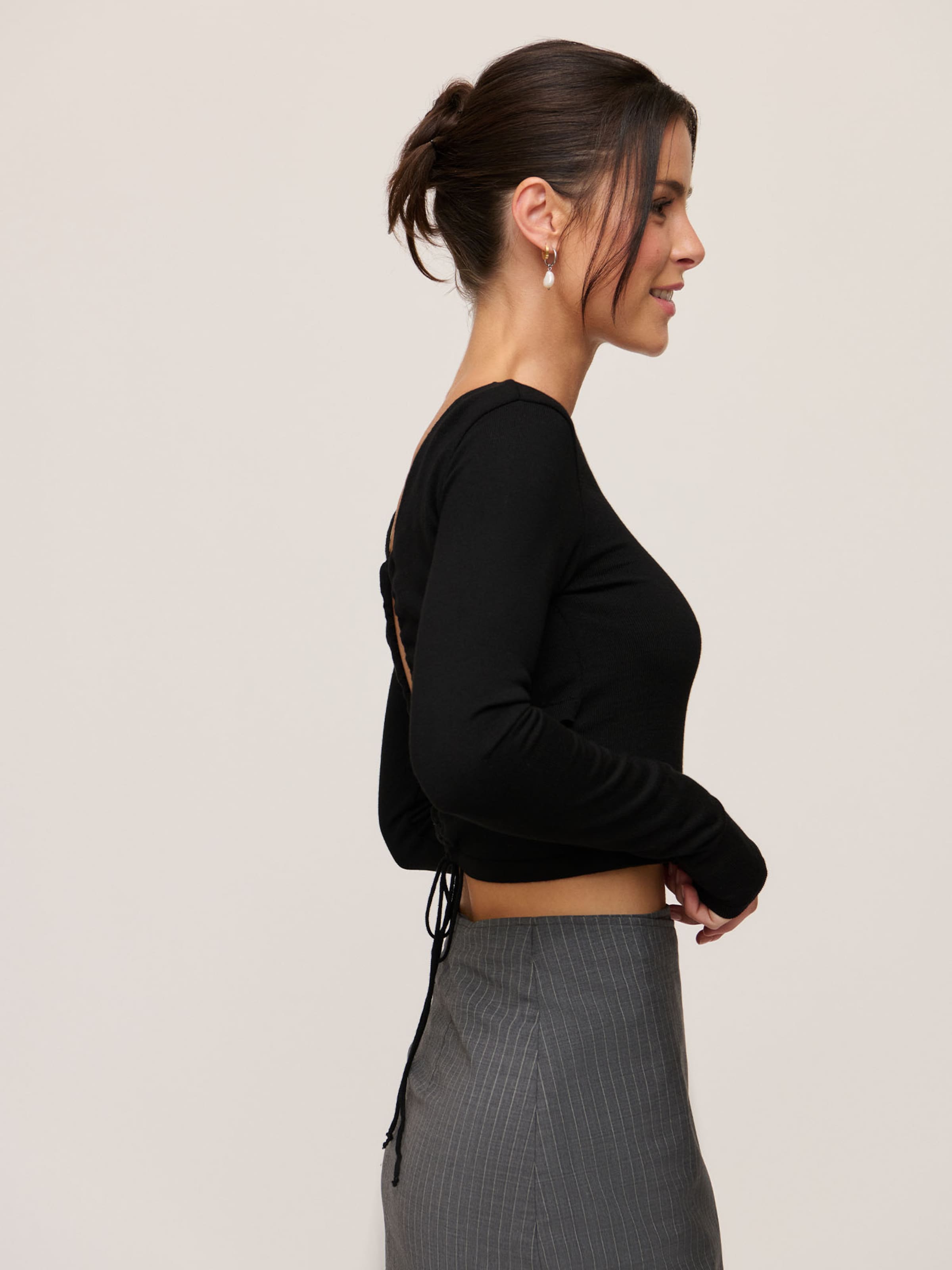 melns A LOT LESS T-Krekls 'Roberta'