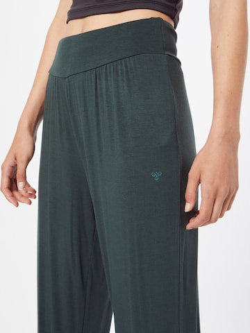 Tapered Pantaloni sportivi 'Fiona' di Hummel in verde