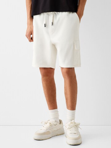 Bershka Loose fit Cargo trousers in White: front