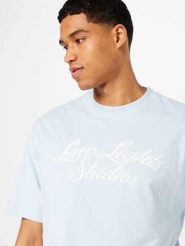 Low Lights Studios T-shirt 'Shutter' i blå