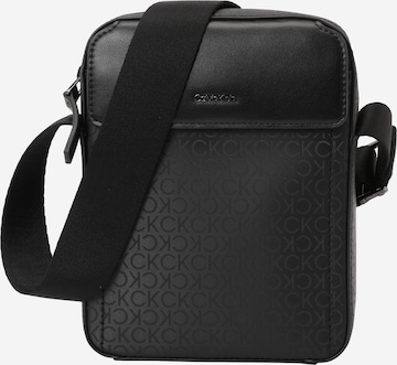juoda Calvin Klein Rankinė su ilgu dirželiu: priekis