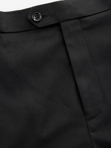 Coupe slim Pantalon à plis Next en noir