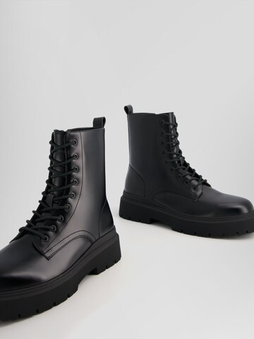 Bottines à lacets Bershka en noir