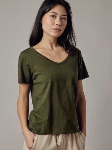 OWN Off With Nature Shirt 'T-Shirt Scollo Profondo' in Groen: voorkant