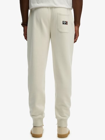 bēšs Superdry & Co Pakapēniski sašaurināts piegriezums Bikses 'ESSENTIAL'