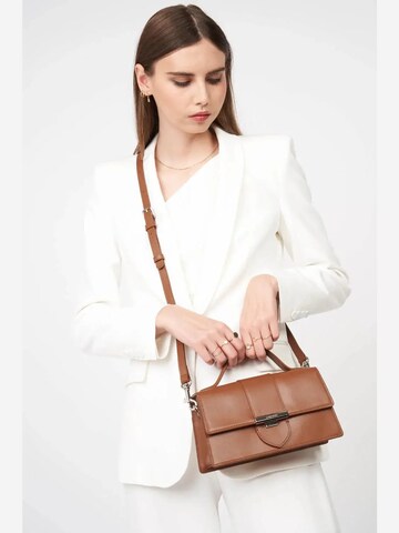 LANCASTER Paris Håndtaske 'Lancaster Sac à rabat avec fermoir Paris Ily Camel' i brun: forside
