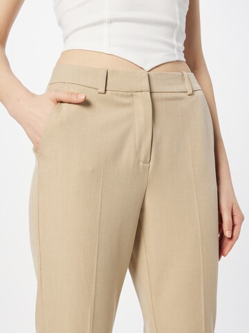 Coupe slim Pantalon à plis COMMA en beige