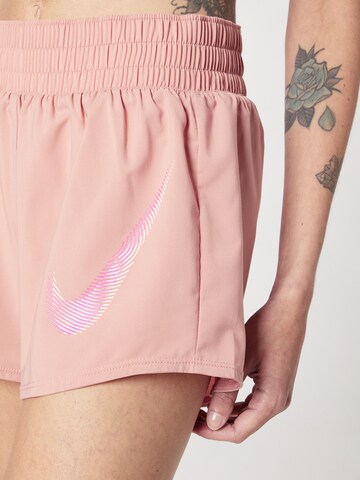 NIKE Loosefit Sportbroek in Rood