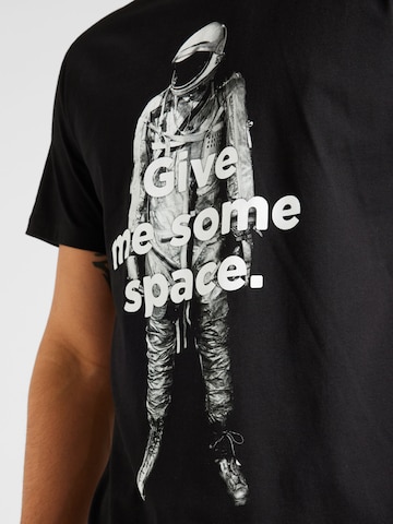 Tricou 'Stockholm Give Me Some Space' de la DEDICATED. pe negru