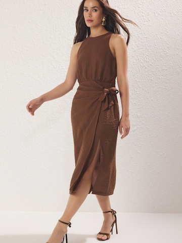 Trendyol Jurk in Bruin: voorkant