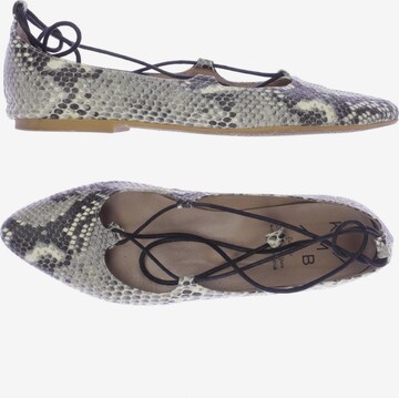 KMB Flats & Loafers in 39 in Grey: front