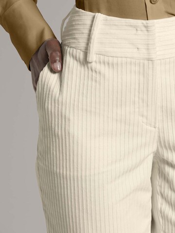 MADELEINE Regular Hose in Weiß