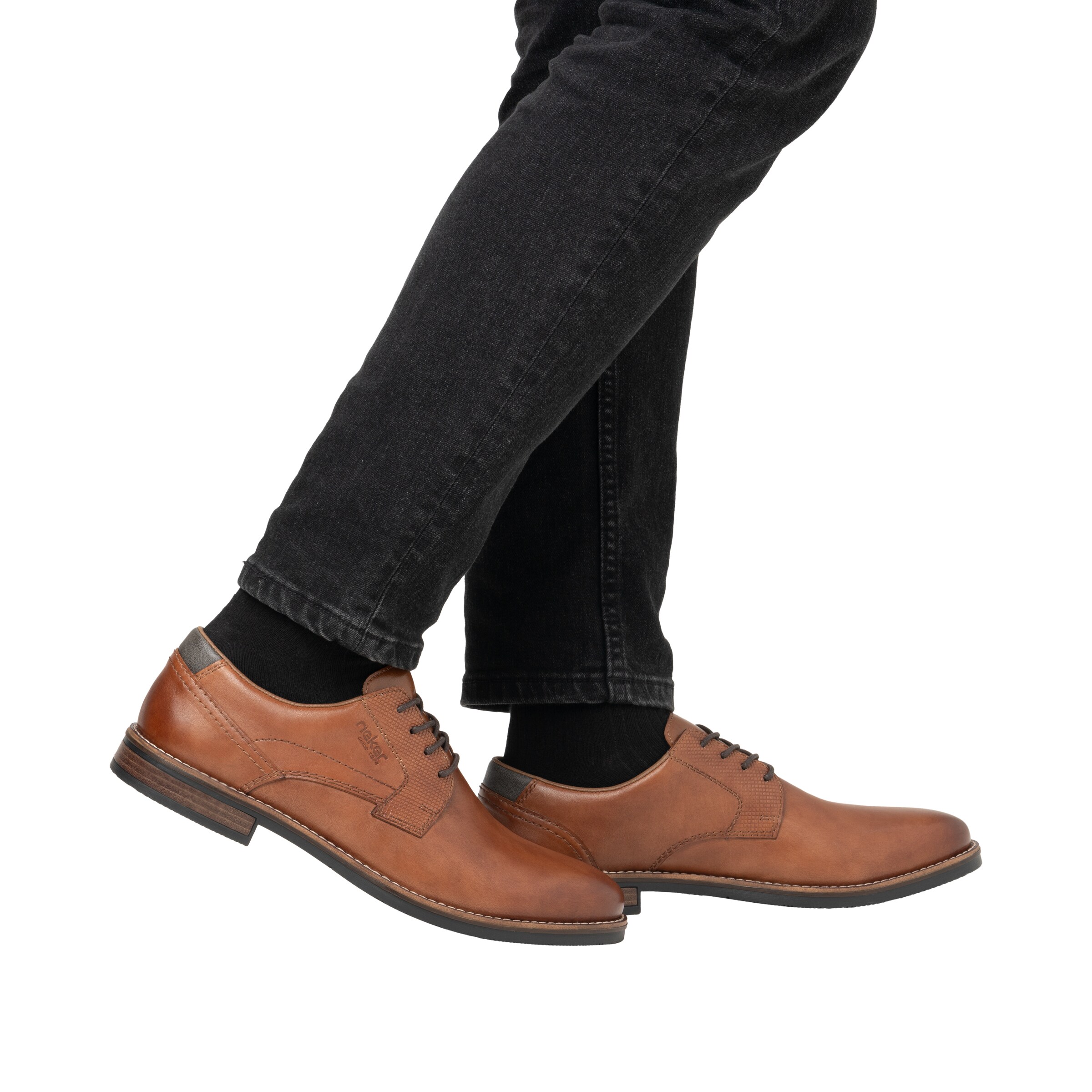 Rieker - Sapato com atacadores em castanho: frente