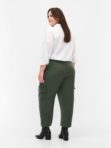 Loosefit Pantaloni cu buzunare 'CAJOY' de la Zizzi pe verde