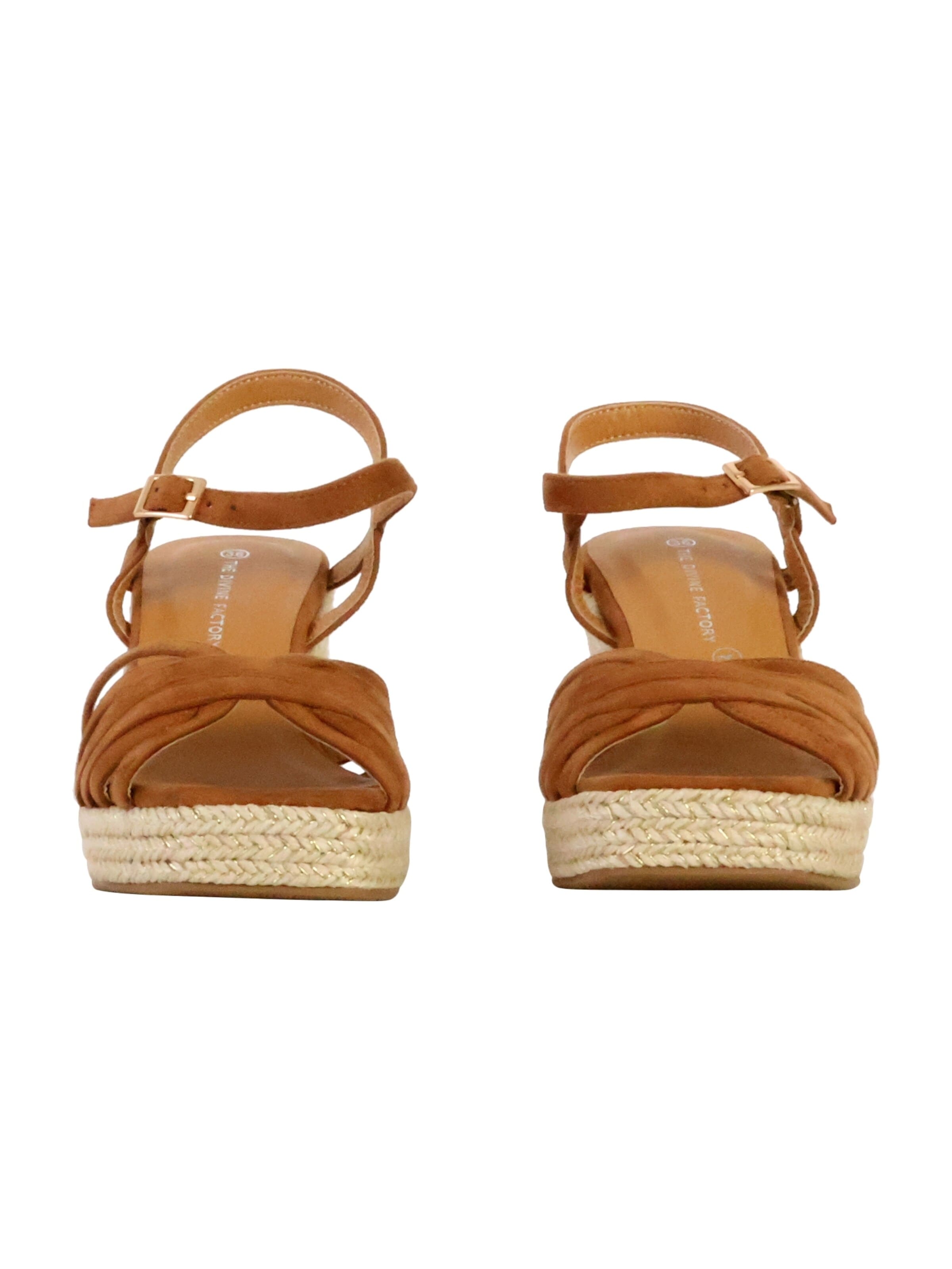 Sandalo di The Divine Factory in beige