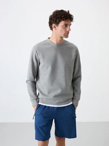 Tommy Life Sweatshirt in Grey