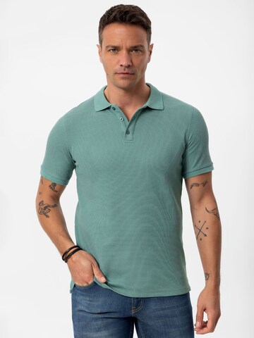 Tricou de la Daniel Hills pe verde