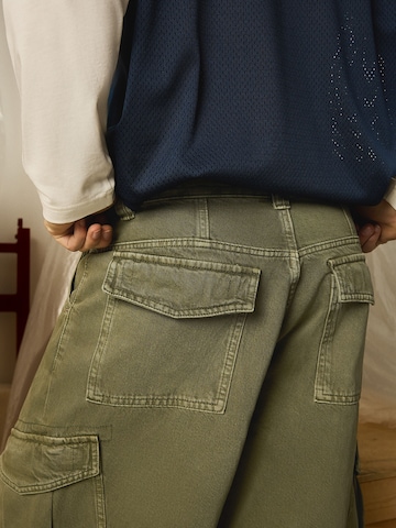 Bershka Baggy Cargo jeans in Green