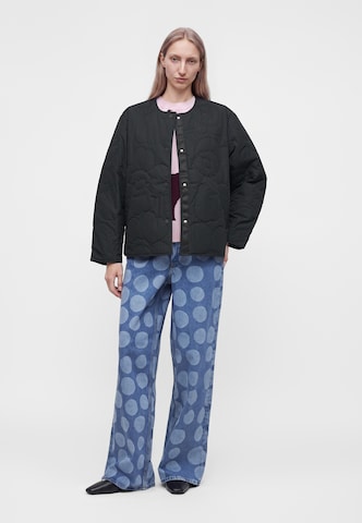 Marimekko Välikausitakki 'KAPSELI PIIRTO UNIKKO' värissä musta