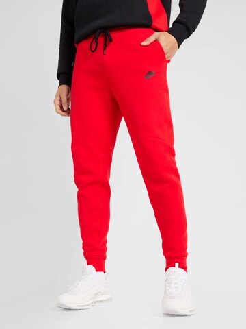 Nike Sportswear Tapered Broek 'TCH FLEECE' in Rood: voorkant