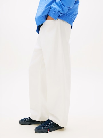 balta Tommy Jeans „Baggy“ Džinsai 'Theo'