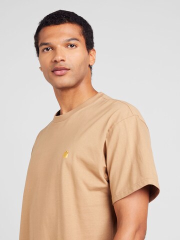Tricou 'Chase' de la Carhartt WIP pe maro