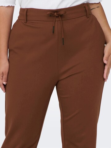 Regular Pantalon 'Goldtrash' ONLY Carmakoma en rouge