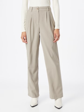 modström Loose fit Pleat-Front Pants 'Atticus' in Beige: front