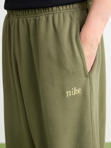 Tapered Pantaloni 'CLUB' de la Nike Sportswear pe verde